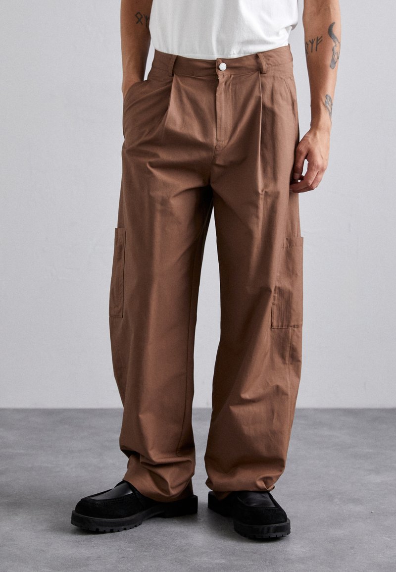 Han Kjøbenhavn - TROUSERS - Trousers - brown, Enlarge