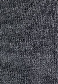 Tumehall knitted kangas, millel on sile tekstuur ja lahti kootud muster, millel on peened varjundimuutused üle kogu pinna.