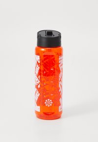 Orange vandflaske med sort låg, der har hvide grafiske mønstre og målemarkeringer på siden for væskekapacitet.