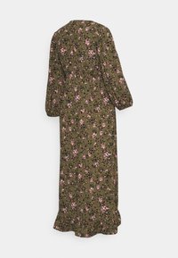 Vestido maxi em verde oliva com padrões florais em rosa, preto e vermelho. Apresenta mangas longas bufantes e uma cintura franzida com uma bainha em babados.
