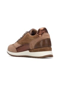 Zapatilla de ante marrón con un tacón de bronce texturizado, diseño en capas, suela media blanca y acentos marrones. Sistema de cordones en la parte delantera.
