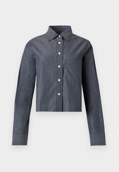 Chemise courte gris foncé à fines rayures blanches verticales, manches longues, col pointu et poche poitrine avant.