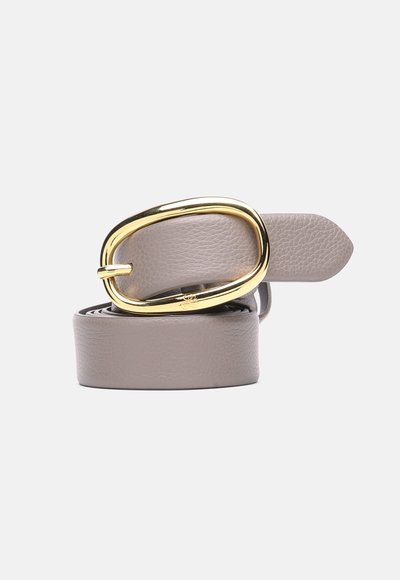 Ceinture en cuir gris clair enroulée avec une grande boucle ovale dorée brillante sur un fond uni clair.