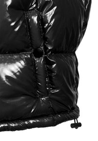 Schwarze Daunenweste mit glänzender Oberfläche, gestepptem Muster, Druckknopfdetails und verstellbarem Saum mit Zugband. Glattes und elegantes Design.