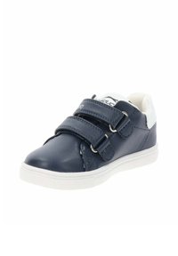 Sneaker sintetico blu navy con due strap in velcro, accento della linguetta bianca e suola in gomma testurizzata. Punta rotonda e design informale.