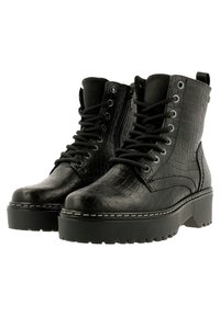 Botas de tobillo negras con plataforma, con cordones en la parte frontal, textura de cuero con grabado de cocodrilo, cremallera lateral y detalle de costura blanca en la suela.