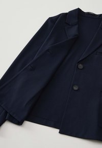 Navy blue blazer made of smooth fabric, featuring a notched collar, two buttons, and a single chest pocket. Two open pockets on the front.