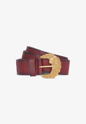 Burgunderfarbener Leder-Gürtel mit geprägtem Blumenmuster, ausgestattet mit einer goldfarbenen Muschelförmigen Schnalle und einer glatten Textur.