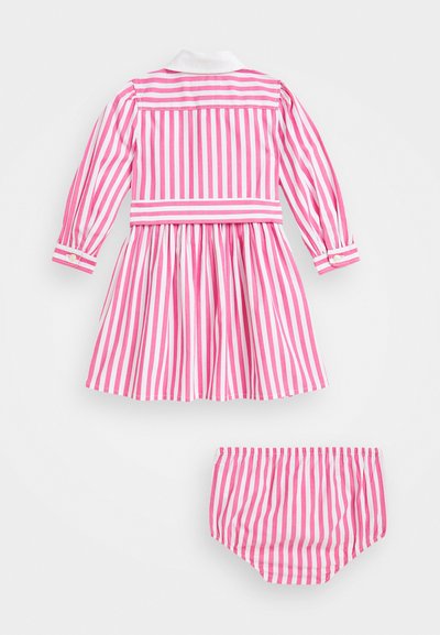 Roza in bela črtasta obleka z dolgimi rokavi, ovratnikom in gumbi, v kompletu s usklajenimi črtastimi hlačkami. Bombažni material.
