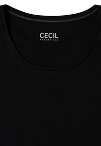 Haut noir à col rond avec étiquette de marque blanche "CECIL ESSENTIALS" imprimée à l'intérieur du col à l'arrière.