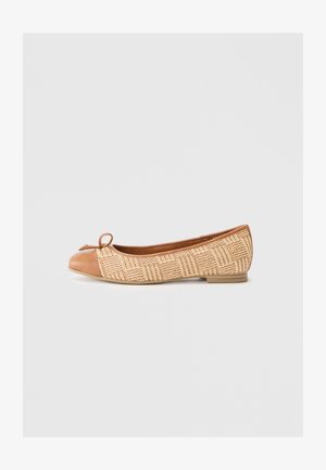 Tan lær balletflats med vevet beige stoff. Rund tå, liten sløyfe foran. Flat såle med minimal hæl.