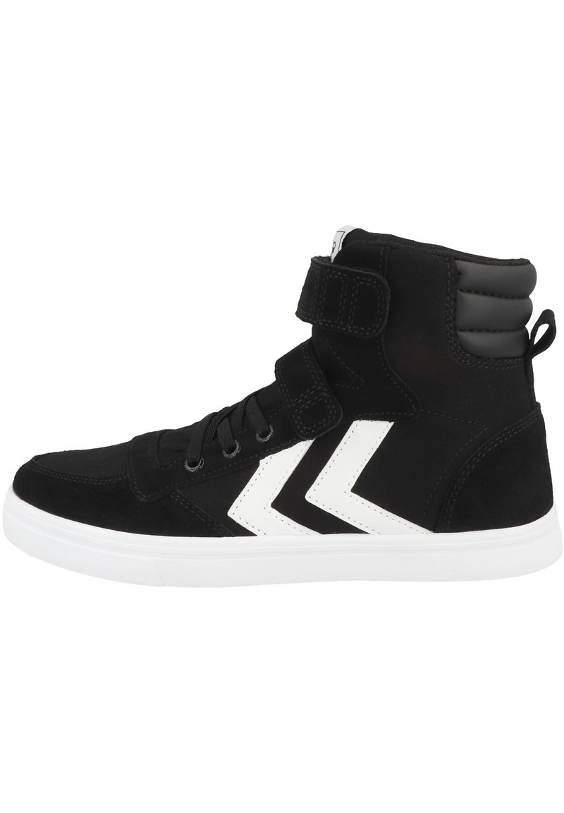 Czarne sneakersy typu hi-top z białymi akcentami, wykonane z połączenia zamszu i tkaniny, z zapięciem na sznurówki i rzepem.