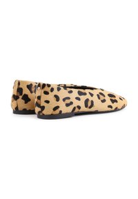 Ballerine con stampa leopardata realizzate in materiale morbido e testurizzato, con punta a forma appuntita e suola nera. Presentano macchie nere su uno sfondo color sabbia.