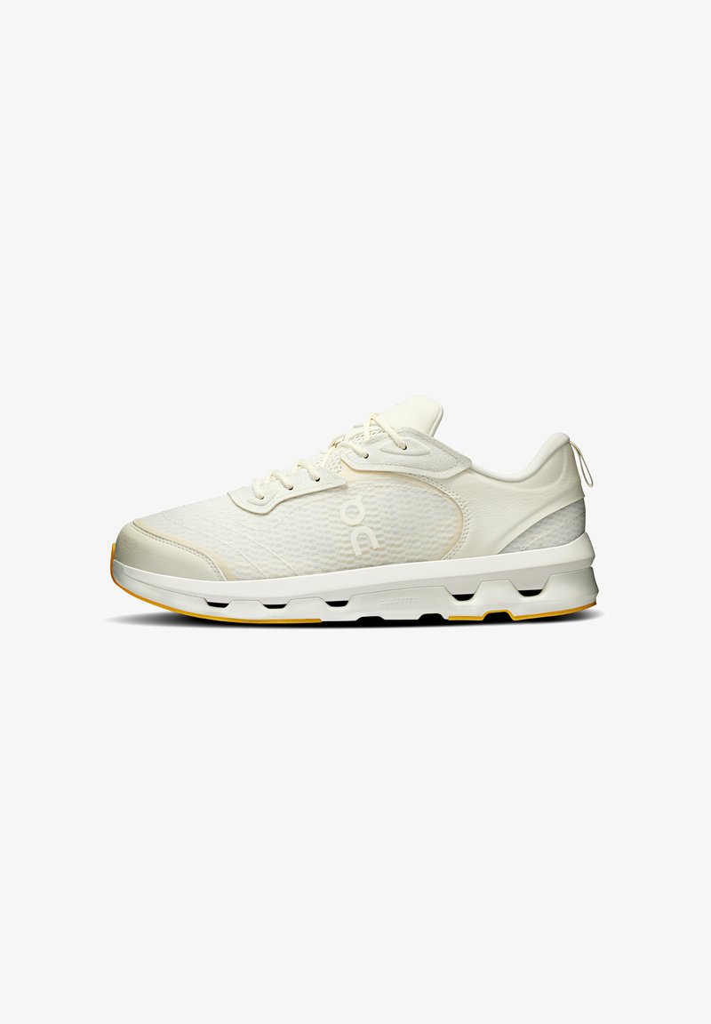 Schoenen van off-white mesh en leer, met een gestructureerde bovenkant, ronde neus en een gevoerde zool met gele accenten op de buitenzool.