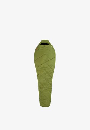Sac de couchage vert de style momie avec des coutures diagonales et une petite capuche, conçu pour le camping en plein air et la chaleur.