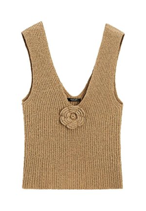 Top beige lavorato a maglia con scollatura a V, spalline larghe e tessuto con trama. Presenta un fiore lavorato a maglia decorativo al centro anteriore.