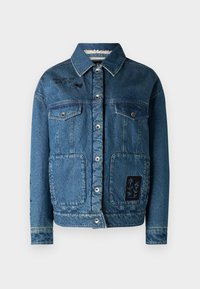 Chaleco de mezclilla en azul medio con dos bolsillos frontales, botones a presión, detalles bordados y un forro suave. Presenta un diseño casual.