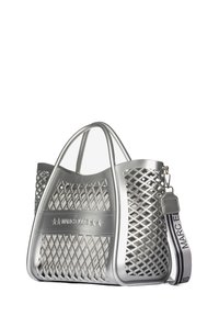 Borsa tote argento metallizzato con un design a rete, manici doppi e una tracolla staccabile con marchio e accenti a righe.