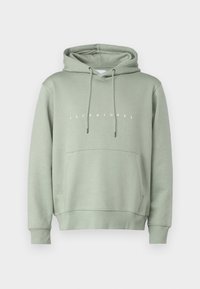 Zelená bavlněná mikina s kapucí, klokaní kapsou, šňůrkami a předním logem. Měkká textura s žebrovanými lemy na rukávech a spodním okraji.