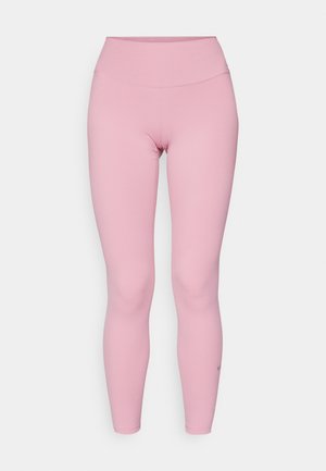 Roze tajice s visokim pojasom, izrađene od glatkog, rastezljivog materijala. Sadrže minimalne šavove i mali logo kao dodatak.