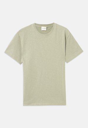 Camiseta de manga corta de color verde claro con cuello redondo y un pequeño logotipo bordado en la parte inferior izquierda delantera.
