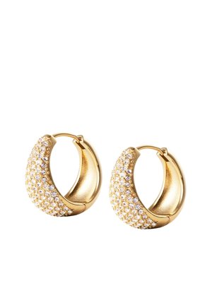 Paire de boucles d'oreilles créoles en or serties de multiples petits cristaux clairs, avec un design arrondi et épais et des fermoirs à charnière.