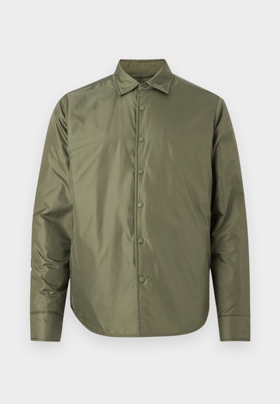 Veste vert olive à manches longues avec col pointu et fermeture à boutons sur le devant, confectionnée en tissu lisse et brillant.