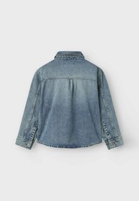 Denim särk, helesinine, pika varrukaga, kaasnurgaga, millel on seljaosa pleatidega, õmblemise detailid ja nööpidega mansetid.