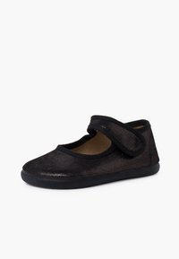 Scarpa nera glitterata con punta arrotondata, fascia elastica e upper in tessuto morbido. Presenta una suola nera flessibile e un interno imbottito.