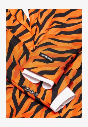 Oranje en zwarte tijger gestreepte colbert met een witte manchetknoop en een "SUITMEISTER" label, voorzien van zwarte knopen en scherpe patronen.