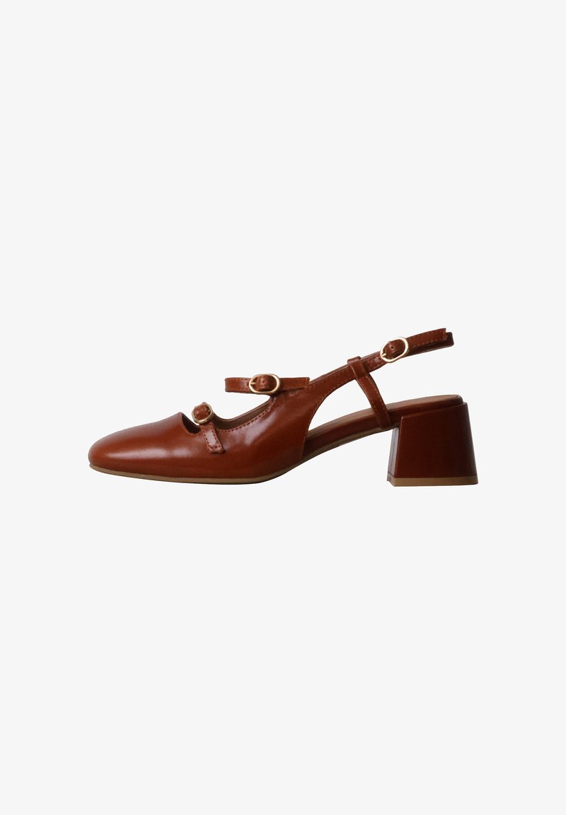 Chaussure slingback marron en cuir avec talon bloc et deux brides à boucle réglables sur le pied.