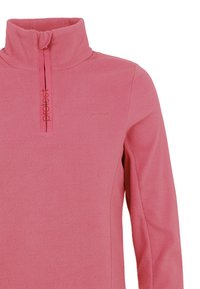 Pull polaire rose avec une fermeture éclair quart devant et un col montant, avec le nom de la marque "protest" sur la poitrine et sur le panneau de la fermeture éclair.