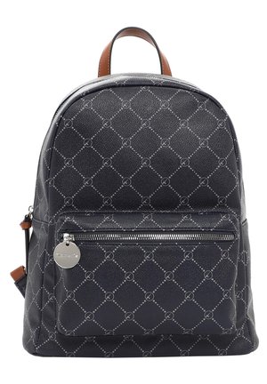 Czarny skórzany plecak z szarym wzorem w romby, przednia kieszeń na zamek z srebrnym uchwytem oraz brązowa pętla do trzymania na górze.
