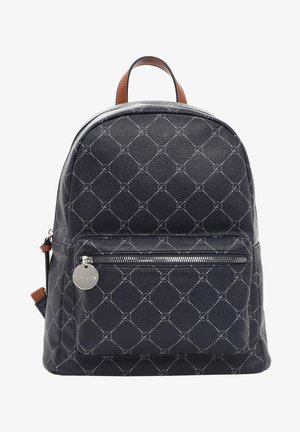 Sac à dos en cuir noir avec motif losange gris, poche avant zippée avec tirette argentée, et boucle de poignée marron en haut.