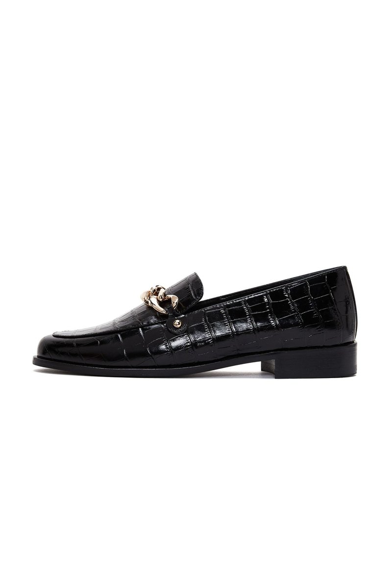 Schwarze Lackleder-Loafer mit Krokodil-Prägung, ausgestattet mit einem goldenen Kettenakzent und einem niedrigen Blockabsatz. Klassisches Schlupfdesign.