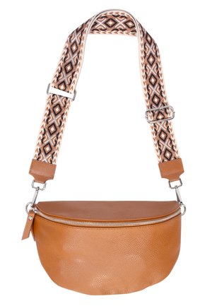 Braune Lederhandtasche in Halbmondform mit strukturiertem Oberflächen. Verfügt über einen gemusterten Tragegurt und einen silbernen Reißverschluss.