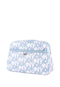 Bolsa cosmética azul claro con patrón de logotipo DKNY en blanco, con cierre de cremallera y un brillo sutil. Superficie texturizada con diseño angular.