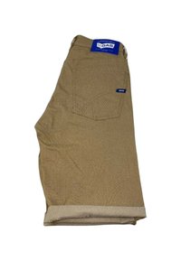 Pantaloni cargo marrone chiaro realizzati in tessuto testurizzato, dotati di orlo piegato, tasche posteriori e un'etichetta blu del marchio sulla cintura.