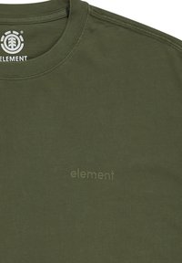 Olivegrünes Baumwoll-T-Shirt mit Rundhalsausschnitt und einem dezenten "Element"-Logo, das in einem helleren Farbton auf der Vorderseite aufgedruckt ist.