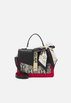 Zwarte en rode handtas met slangprint klep, gouden slot, afneembare riem en wit sjaaltje met patroon vastgeknoopt aan het handvat.