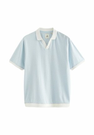 Cămașă polo de culoare albastru deschis, realizată dintr-un material texturat, având un guler și o margine albă, cu un model subtil pe întreaga țesătură.