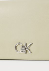 Calvin Klein CONVERTIBLE MINI BAG - Geantă crossbody - eucalyptus