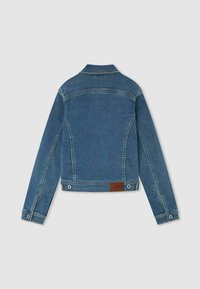 Blå denimjacka med klassisk skärning, med en spetsig krage, två knappar vid midjan och en läderetikett i bakre fållen.