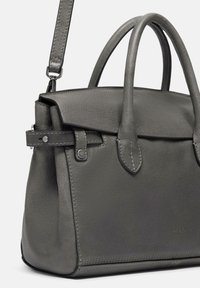 Graue Lederhandtasche mit Doppelgriffen, verstellbarem Schulterriemen und strukturiertem Design. Verfügt über eine glatte Textur und dezente Steppnähte.