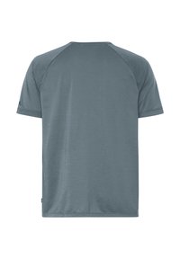 Maglietta sportiva a maniche corte di colore blu spento solido con maniche raglan, vista da dietro su sfondo bianco semplice.