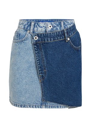 Jeansrock mit einem Patchwork-Design in hellblauen und dunkelblauen Abschnitten, einer hohen Taille und metallischen Knopfakzenten.