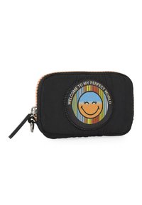 Billetera de tela negra con cremallera naranja, que presenta un parche circular con una cara sonriente y rayas multicolores; diseño ligero.