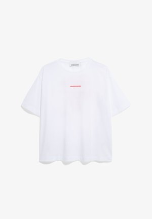 Weißes Baumwoll-T-Shirt mit lockerer Passform, Rundhalsausschnitt und kurzen Ärmeln. Mit einem kleinen roten Markenlogo, das mittig auf der Brust platziert ist.