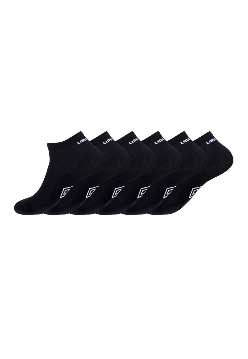 Six paires de chaussettes de sport noires coupées basses avec des logos blancs sur les orteils et les poignets, disposées en ligne sur un fond blanc.