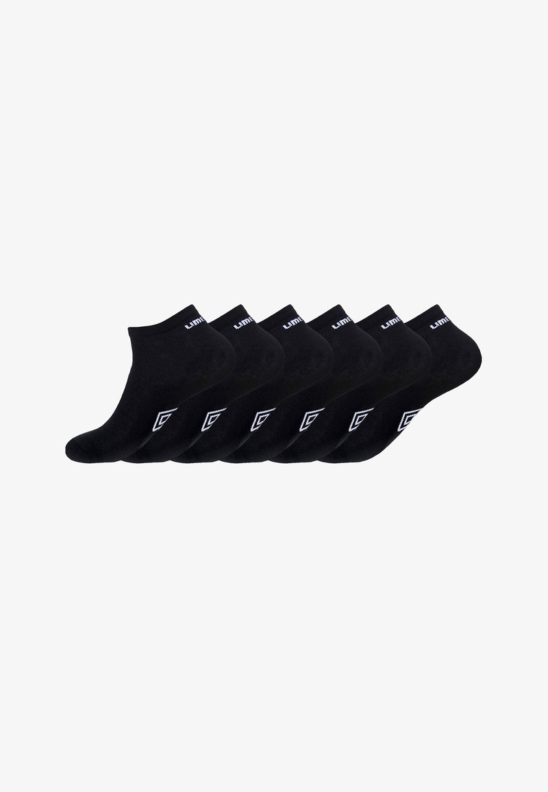 Six paires de chaussettes de sport noires coupées basses avec des logos blancs sur les orteils et les poignets, disposées en ligne sur un fond blanc.